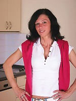 This mature slut loves playing with herself