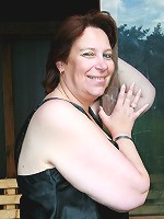 Horny mature slut playing in the garden with her pussy